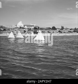 Niederländische Antillen und Suriname zum Zeitpunkt des königlichen Besuchs von Königin Juliana und Prinz Bernhard im Jahr 1955 Segelschiffe im Yachtclub von Aruba Datum: 24. Oktober 1955 Ort: Aruba Schlagwörter: Meere, Segelboote Stockfoto