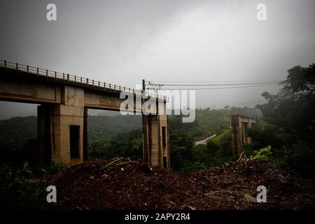 Brumadinho, Brasilien. Januar 2020. Teile der durch den Staudamm zerstörten Brücke sind vor einem Jahr platzt. Der Staudamm in der Grube Córrego do Feijão brach am 25. Januar 2019, als sich ein Schlammrutsch über Teile der Anlage und benachbarte Siedlungen in der Nähe des Dorfes Brumadinho im Bundesstaat Minas Gerais wälzte und Menschen, Häuser und Tiere begraste. Bei dem Unfall starben insgesamt 270 Menschen. Credit: Rodney Costa / dpa / Alamy Live News Stockfoto