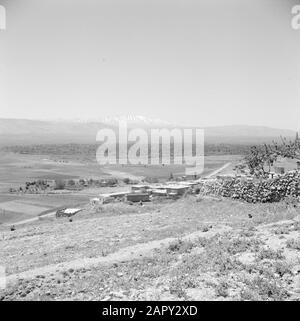 Naher Osten 1950-1955: Libanon Blick auf ein Dorf im Beka Tal des Libanon. Der Berg Hermon am Horizont Datum: 1950 Ort: BEKA Tal, Libanon Schlüsselwörter: Dörfer, Panorama, Täler Stockfoto