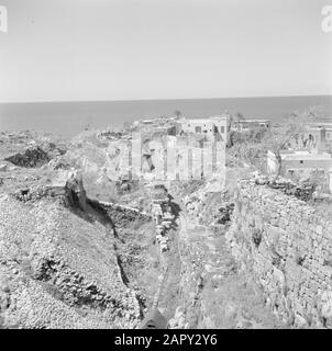 Naher Osten 1950-1955: Libanon Blick auf die alte Stadtmauer von Byblos - Jbael und das Mittelmeer Datum: 1950 Ort: Byblos, Libanon Schlüsselwörter: Dörfer, Küsten, Panoramas, Ruinen, Meere: Poll, Willem van de Stockfoto