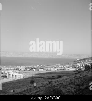 Blick auf Tiberias von den umliegenden Hügeln mit dem Tiberias-See und den Hügeln über den See Datum: Undatierte Lage: Israel, Tiberias-See, Tiberias-Schlüsselwörter: Hügel, Seen, Panoramas, Städte, Residenzen Stockfoto