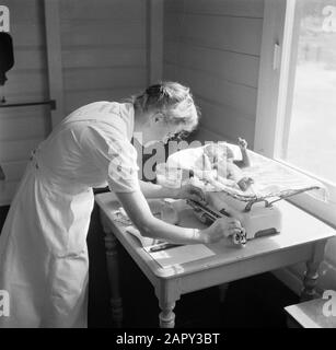 Reisen Sie nach Suriname und zur Schwester Agate der niederländischen Antillen auf der Babywaage im Krankenhaus "Prinzessin Juliana" in der Kabelstation Datum: 1947 Ort: Kabelstation, Suriname Schlüsselwörter: Kinder, Krankenschwestern, Krankenhäuser Stockfoto