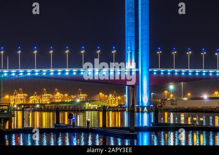 Bolte Bridge nachts beleuchtet in Docklands, Melbourne, Australien Stockfoto