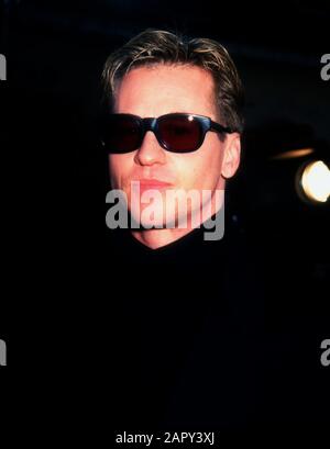 Westwood, Kalifornien, USA 9. Juni 1995 Schauspieler Val Kilmer besucht Warner Bros. Pictures' 'Batman Forever' Premiere am 9. Juni 1995 im Mann Village Theatre in Westwood, Kalifornien, USA. Foto von Barry King/Alamy Stock Photo Stockfoto