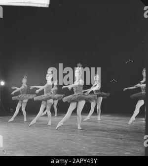 Premiere des Nationalballetts in Stadschouwburg. Szene aus Pas des Fiancées von Jack Carter mit Musik von Tschaikowski. Datum: 20.Dezember 1961 Schlagwörter: Ballett, Tanzszenen, Premieren Stockfoto