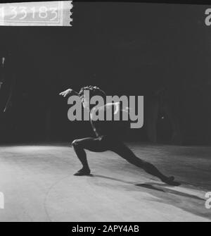 Premiere des Nationalballetts in Stadschouwburg. Tanzszenen. Ballett; Dschungel' von Rudi van Dantzig Datum: 20. Dezember 1961 Ort: Amsterdam Schlagwörter: Ballett, Tänzer Stockfoto