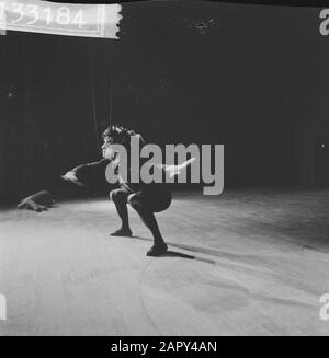 Premiere des Nationalballetts in Stadschouwburg. Tanzszenen. Ballett; Dschungel' von Rudi van Dantzig Datum: 20. Dezember 1961 Ort: Amsterdam Schlagwörter: Ballett, Tänzer Stockfoto
