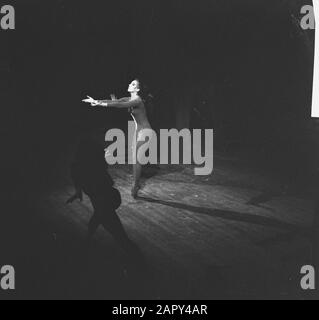 Premiere des Nationalballetts in Stadschouwburg. Tanzszenen Datum: 20. Dezember 1961 Ort: Amsterdam Schlagwörter: Ballett, Tänzer Stockfoto