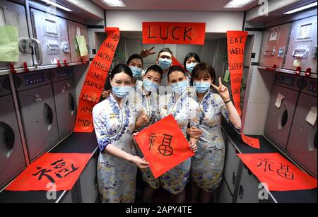 Peking, China. Januar 2020. Flugbegleiter posieren für ein Foto auf dem Flug HU7181 von Hainan Airlines an der Silvesternacht von Lunar, 25. Januar 2020. Credit: Guo Cheng/Xinhua/Alamy Live News Stockfoto