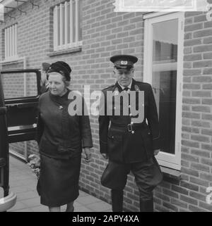 Königin Juliana besucht die Verkehrsschule der Nationalpolizei Von Varenkamp in Utrechter Datum: 10. april 1962 Ort: Utrechter (Provinz), Utrechter (Stadt) Schlüsselwörter: Queens, Polizei persönlicher Name: Juliana (Königin Niederlande) Institutionenname: Rijkspolite, Varenkamp, De Stockfoto