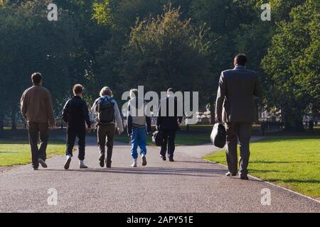 London, Großbritannien - 12. Oktober 2009 - Kinder und Geschäftsleute gehen auf einem Weg im St. James's Park Stockfoto