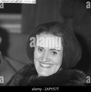 Joan Sutherland in Concertgebouw unter Leitung von Fulvio Vernizzi (Dirigent) Datum: 25. Februar 1962 Schlüsselwörter: Konzert GEBÄUDE Personenname: Fulvio Vernizzi, Joan Sutherland Stockfoto