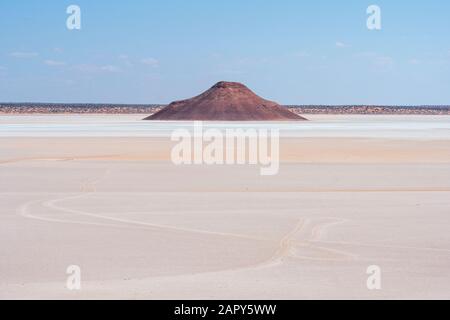 Island Lagoon ist ein großer, malerischer Salzsee in der Nähe Von Pimba, South Australia, Australien Stockfoto