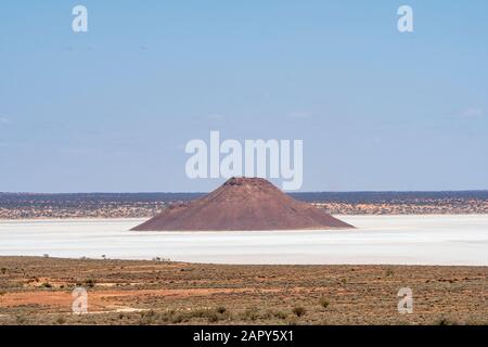 Malerische Aussicht auf die Island Lagoon, einen ausgedehnten malerischen Salzsee in der Nähe Von Pimba, South Australia, Australien Stockfoto