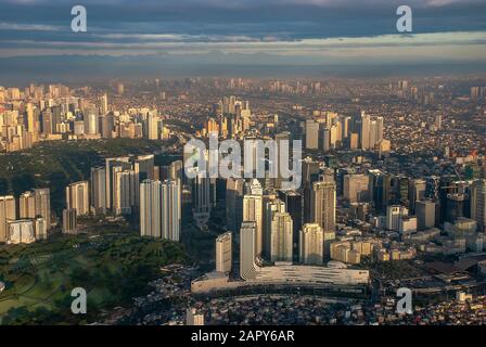 Die Stadt Manila auf den Philippinen kurz nach der Tagespause