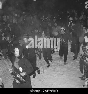 Elfstedentocht 1963 Die Teilnehmer beim Rennen auf dem Eis am Starttermin: 18. Januar 1963 Ort: Friesland, Leeuwarden Schlüsselwörter: Skating, Sporteinrichtung Name: Elfstedentocht Stockfoto