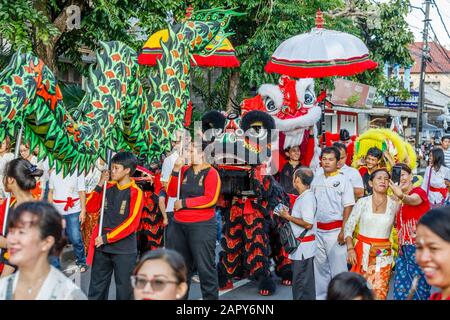 Chinesisch-indonesische Gemeinschaft feiert Lunar-Neujahr mit Löwen-Tanz. Vihara Dharmayana, chinesischer buddhistischer Tempel in Kuta, Bali, Indonesien. Stockfoto