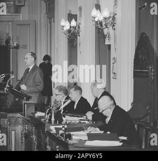 Minister Luns während seiner Rede im Repräsentantenhaus, PROF. Vondeling Datum: 31. Januar 1963 Ort: Den Haag, Zuid-Holland Stichwörter: Redes persönlicher Name: LUNs, J.A.M. H., Luns, Joseph, Vondeling, Albert Stockfoto