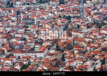 Blick auf die Stadt Kalabaka von Meteora, Griechenland. Stockfoto