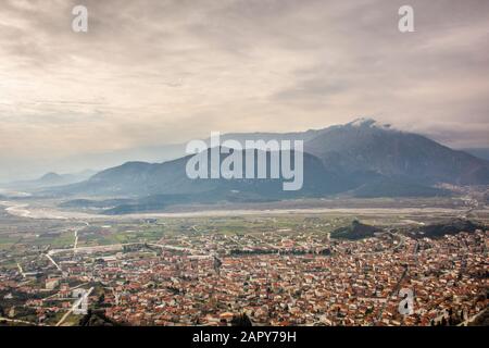 Blick auf die Stadt Kalabaka von Meteora, Griechenland. Stockfoto