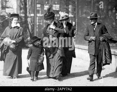 Prinzessin Juliana besucht den Artis Zoo in Amsterdam im Alter von etwa 5 Jahren [1914-1915]. Die kleine Prinzessin wird von einem unbekannten Unternehmen begleitet. Stockfoto