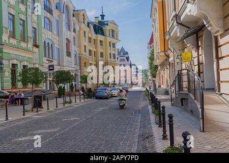 Kiew, Ukraine - 10. Juni 2018: Alte moderne historische gehobene Stadt farbenfrohe Straßenbauten der Kiewer Stadt in Podil vozdvizhenka Viertel bunt koloriert Stockfoto