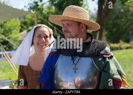 Kiew, Ukraine - 27. Mai 2018: Mann und eine Frau, die als Mittelalterknecht verkleidet ist, und seine Frau beim fest des historischen Wiederaufbaus Stockfoto