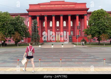 Kiew, Ukraine- 18. August 2018: Mädchen-Student im Übergang zum Haupteingang der berühmten Taras-Schewtschenko-Nationaluniversität Kiew Stockfoto