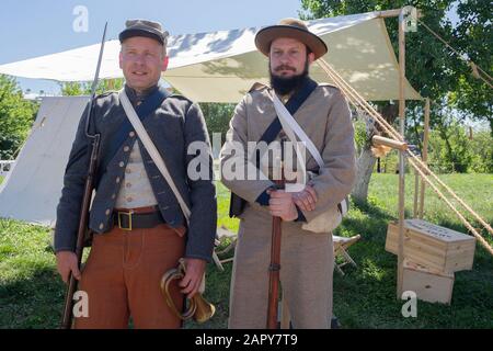 Kiew, Ukraine - 27. Mai 2018: Herren in der Uniform von Soldaten der Zeiten des Bürgerkrieges in den USA bei einem Festival des historischen Wiederaufbaus Stockfoto