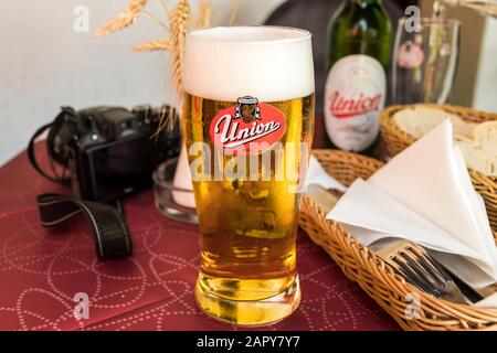 Predjama, Slowenien. Mahlzeit mit Gewerkschaftsbier auf einem Tisch Stockfoto