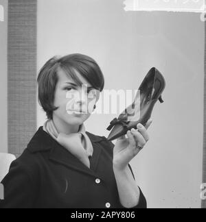 Internationale Schuhmesse Niederlande in Jaarbeurs Gebäude in Utrechter, die neuesten Modelle von Damenschuhen aus Deutschland Datum: 22. april 1963 Standort: Utrechter Schlüsselwörter: Modelle Stockfoto