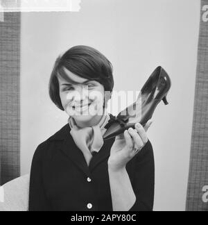 Internationale Schuhmesse Niederlande in Jaarbeurs Gebäude in Utrechter, die neuesten Modelle von Damenschuhen aus Deutschland Datum: 22. april 1963 Standort: Utrechter Schlüsselwörter: Modelle Stockfoto