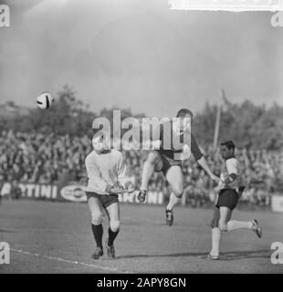 Haarlem Meister 2. Devision durch 6:0-Sieg über Wilhelmina. Spielmoment Datum: 15. Juni 1963 Ort: Haarlem Schlagwörter: Meisterschaftsfußball, Sport Personenname: Wilhelmina, Prinzessin Stockfoto