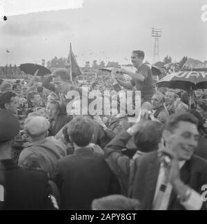 Haarlem Meister 2. Devision durch 6:0-Sieg über Wilhelmina. Spieler auf den Schultern, links Bean rechts Dinkelberg Datum: 15. Juni 1963 Ort: Haarlem Schlagwörter: Spieler, Meister, Schultern, Sport, Fußball Personenname: Boon, Wilhelmina, Prinzessin Stockfoto