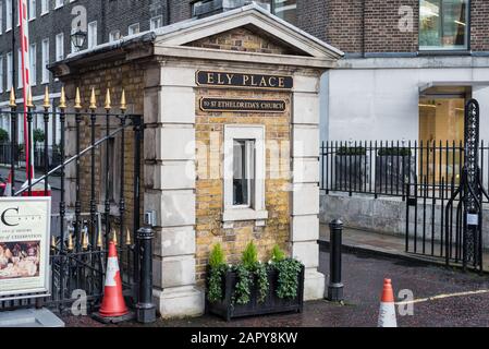 London, Großbritannien - 17. Januar 2020: Dies ist das Sicherheitstor für den Eingang zum Ely Place in London Stockfoto