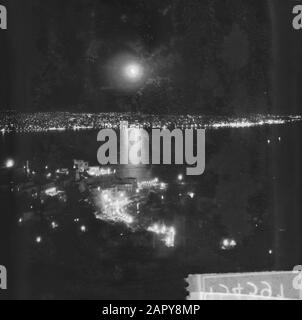 Jamboree 1963 beim Marathon Griechenland. Pireus im Vordergrund. Athens Hintergrund in der Nacht Datum: 12. August 1963 Ort: Athen, Griechenland Schlagwörter: Nachtaufnahmen Name Der Einrichtung: Jamboree Stockfoto