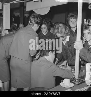 Plattenmarkt in Bijenkorf in Rotterdam. Die Spotlights haben ihre Unterschrift Datum: 9. Oktober 1963 Ort: Rotterdam, Zuid-Holland Schlüsselwörter: Künstler, Grammophon-Platten, Kaufhäuser, Geschäfte, Sänger Stockfoto