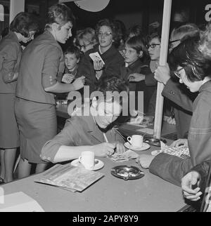 Plattenmarkt in Bijenkorf in Rotterdam. Die Spotlights haben ihre Unterschrift Datum: 9. Oktober 1963 Ort: Rotterdam, Zuid-Holland Schlüsselwörter: Künstler, Grammophone Platten, Kaufhäuser, Geschäfte Stockfoto