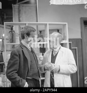 Fernsehspiel-Memorandum eines Arztes, [ausgestrahlt 27-10-1963], rechts Rob Geraerds (als älterer Chirurg), links Bram van der Vlugt Datum: 18. Oktober 1963 Schlagwörter: Schauspieler, Fernsehen, Fernsehspiele, Bühne persönlicher Name: Geraerds Rob, Vlugt, Bram van der Stockfoto