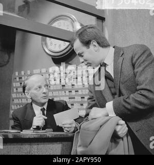 Fernsehspiel-Memorandum eines Arztes, [Sendung 27-10-1963], links Nico Engelschman, rechts Bram van der Vlugt Datum: 18. Oktober 1963 Schlagwörter: Schauspieler, Fernsehen, Fernsehspiele, Theater persönlicher Name: Engelschman Nico, Vlugt, Bram van der Stockfoto