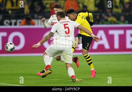 Dortmund, Deutschland. Januar 2020. Firo: 24.01.2020, Fußball, 1.Bundesliga, Saison 2019/2020, BVB, Borussia Dortmund - 1.FC Köln 5: 1 Tor zum 3: 0 von GUERREIRO, BVB - Nutzung weltweiter Kredit: Dpa/Alamy Live News Stockfoto