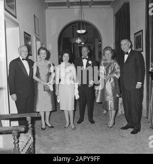 Königin Juliana und Prinz Bernhard geben ein Abendessen für den amerikanischen Vizepräsidenten und seine Frau im Soestdijk Palace, Das Die Firma vor dem Tischdatum wirft: 6. November 1963 Ort: Soestdijk, Utrechter Schlüsselwörter: Diners persönlicher Name: Bernhard, Prinz, Juliana, Königin Stockfoto