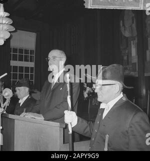 Vice President Lyndon B. Johnson in der City Hall in Amsterdam Datum: 6. November 1963 Standort: Amsterdam, Noord-Holland Schlüsselwörter: Rathäuser Stockfoto