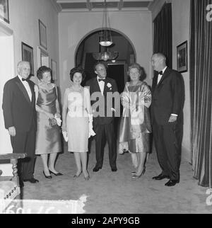 Königin Juliana und Prinz Bernhard geben ein Abendessen für den amerikanischen Vizepräsidenten und seine Frau im Soestdijk Palace, Das Die Firma vor dem Tischdatum wirft: 6. November 1963 Ort: Soestdijk, Utrechter Schlüsselwörter: Diners persönlicher Name: Bernhard, Prinz, Juliana, Königin Stockfoto