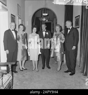 Königin Juliana und Prinz Bernhard geben ein Abendessen für den amerikanischen Vizepräsidenten und seine Frau im Soestdijk Palace, Das Die Firma vor dem Tischdatum wirft: 6. November 1963 Ort: Soestdijk, Utrechter Schlüsselwörter: Diners persönlicher Name: Bernhard, Prinz, Juliana, Königin Stockfoto