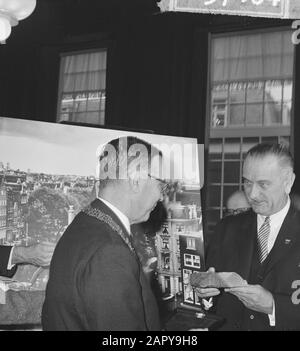 Vizepräsident Lyndon B. Johnson wurde in der Stadthalle in Amsterdam empfangen. Bürgermeister von Hall und Lyndon B. Johnson Datum: 6. November 1963 Ort: Amsterdam, Noord-Holland Schlüsselwörter: Belege, Rathäuser persönlicher Name: Halle, Gijs van Stockfoto
