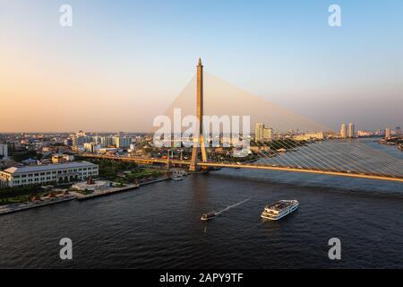 Die Rama-VIII-Brücke ist eine Brücke, die über den Fluss Chao Phraya in Bangkok Thailand verläuft Stockfoto