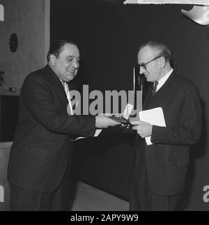 Preisverleihung Pierre Bayle Preis. Jacques den Haan erhält den Preis von mr. E. Straat in Rotterdam-Schouwburg Datum: 14. Dezember 1963 Ort: Rotterdam, Zuid-Holland Schlüsselwörter: Auszeichnungen, Quittungen, Auszeichnungen, Theater Stockfoto