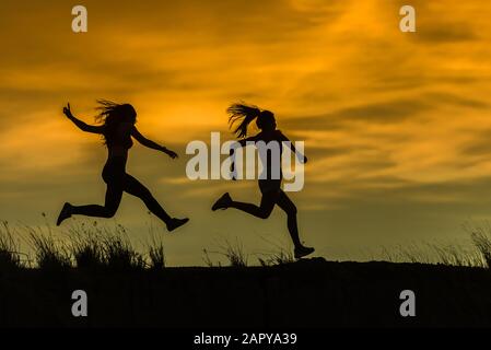 Läufersportler auf der Spur. Frau Fitness Jogging Workout Wellness-Konzept. Stockfoto