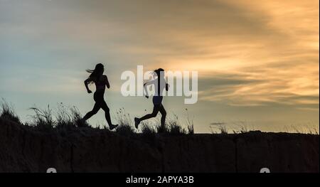 Läufersportler auf der Spur. Frau Fitness Jogging Workout Wellness-Konzept. Stockfoto